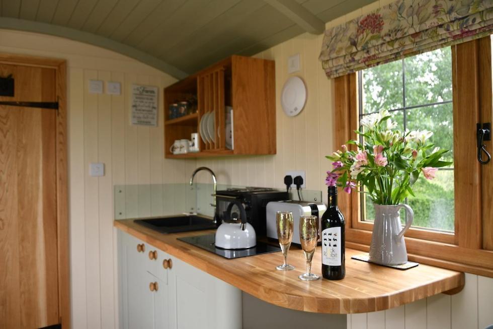 The Shepherds Hut Кармартен Экстерьер фото